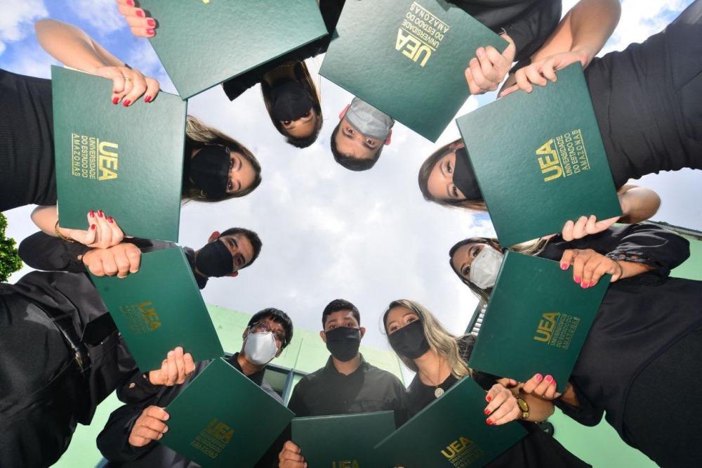Combate à Covid-19 ganha reforço de 71 médicos que anteciparam formatura pela UEA