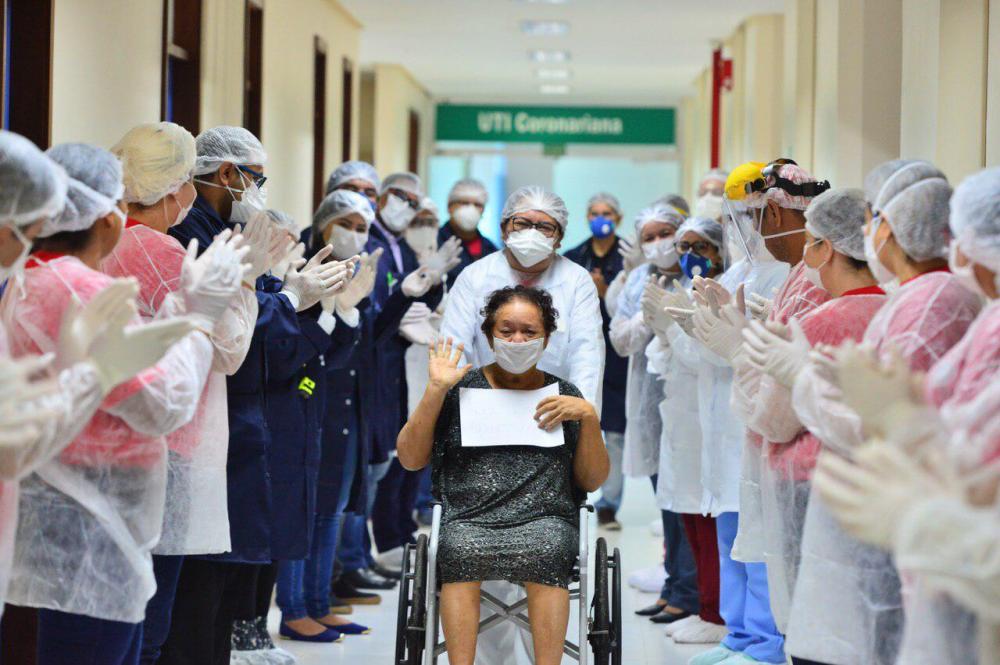 Idosa recebe alta médica do Hospital Nilton Lins após cura do Covid-19