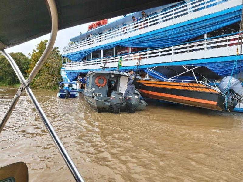 Policiais militares apreendem embarcação que fazia transporte ilegal de passageiros em Tefé