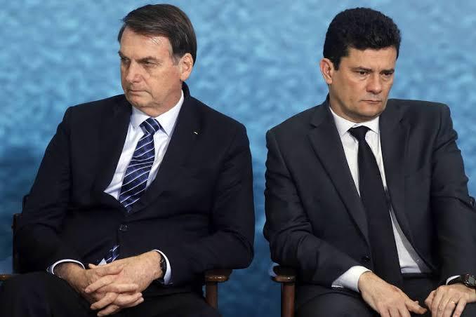 Bolsonaro tenta trocar diretor-geral da PF e Moro resiste, diz colunista Bolsonaro tenta trocar diretor-geral da PF e Moro resiste, diz colunista
