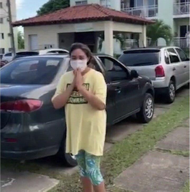 Paciente que passou 26 dias em estado grave, é recebida com aplausos pela vizinhança   