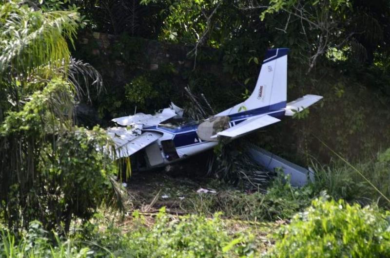 Seis pessoas ficam feridas após avião cair em pista do Aeroclube em Manaus