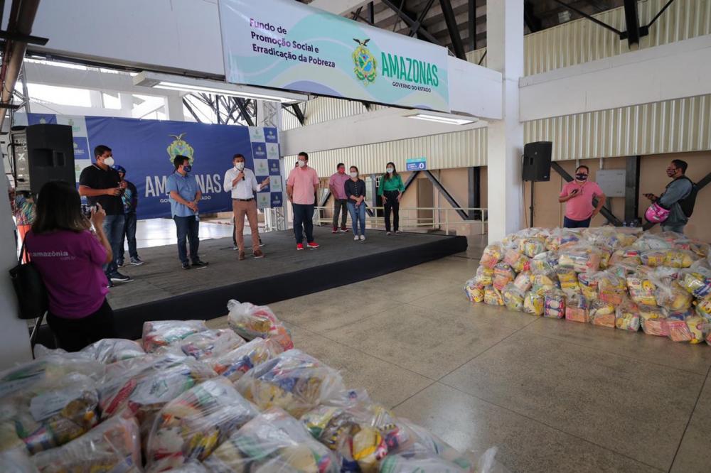 Wilson Lima entrega 20 toneladas de alimentos para trabalhadores dos bumbás e associações de Parintins