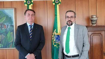 Em vídeo ao lado de Bolsonaro, ministro Abraham Weintraub, da Educação, anuncia saída do cargo