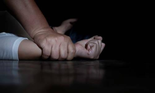 Vizinha flagra criança de 8 anos sendo estuprada e abusador é espancado em Manaus Vizinha flagra criança de 8 anos sendo estuprada e abusador é espancado em Manaus
