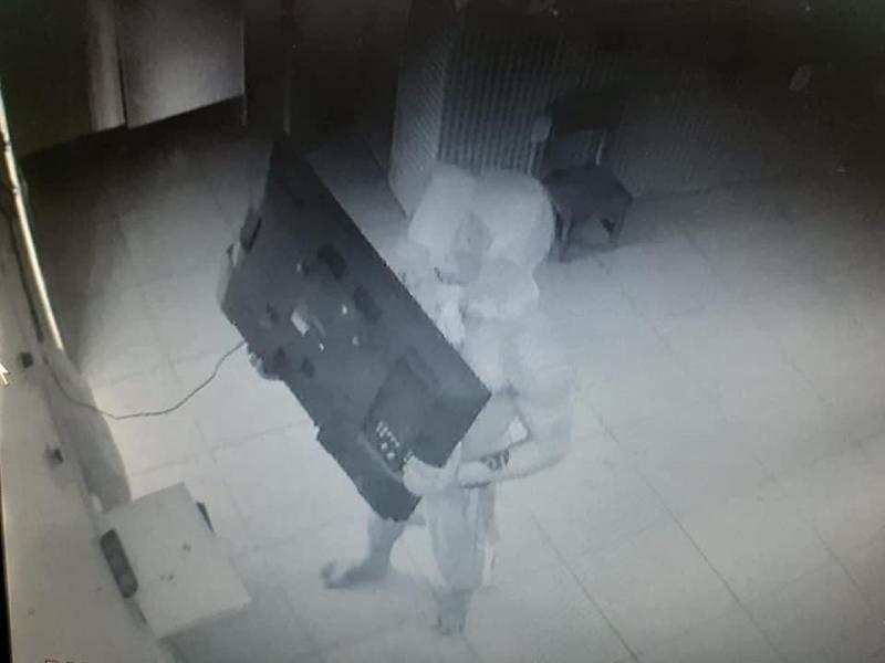 Homem é filmado furtando TV de escola infantil em Parintins