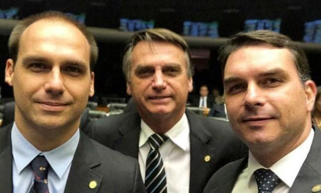 Facebook retira do ar rede ligada ao PSL e à família Bolsonaro Facebook retira do ar rede ligada ao PSL e à família Bolsonaro