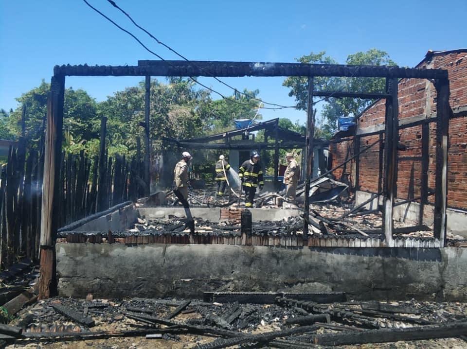 Família perde tudo após casa pegar fogo e busca doações em Parintins Família perde tudo após casa pegar fogo e busca doações em Parintins
