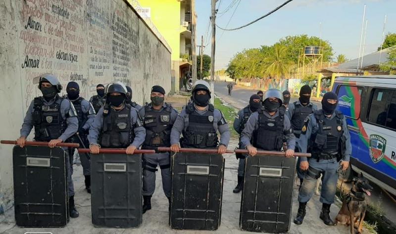 Policiais militares realizam revista na Unidade Prisional de Parintins