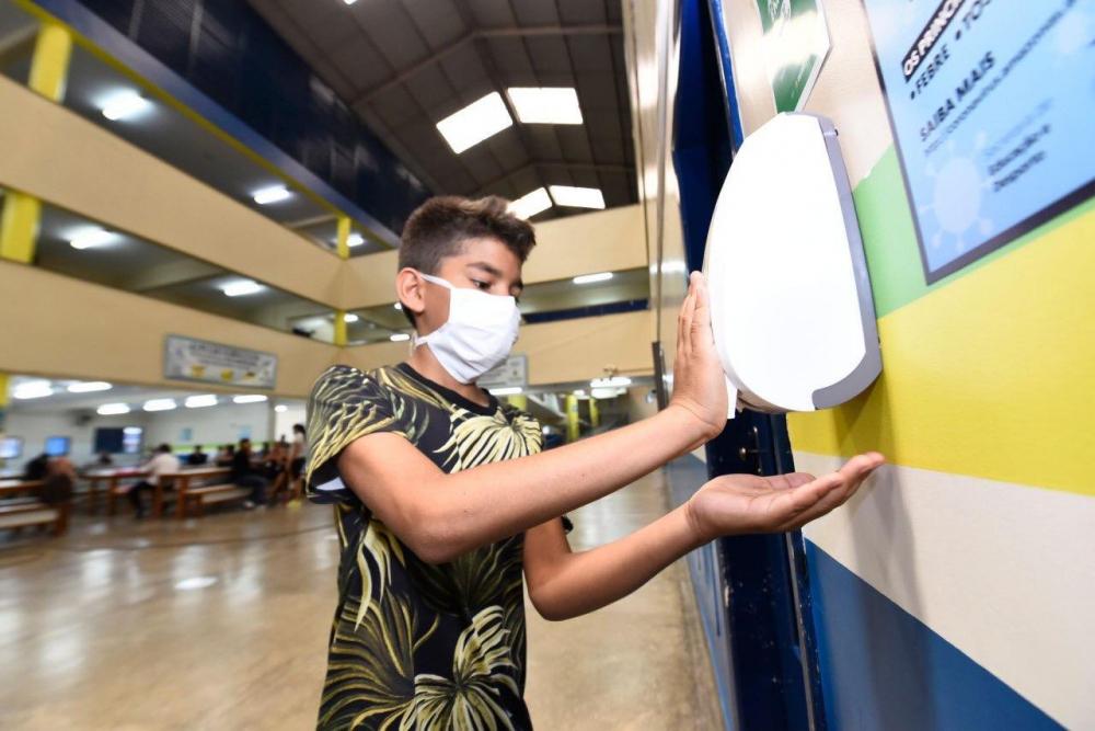 Governo do Amazonas inicia instalação de 16 mil dispositivos de álcool em gel nas escolas estaduais