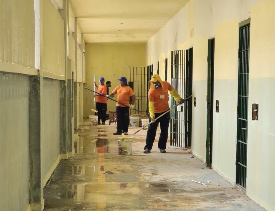 Internos reformam galerias da Unidade Prisional do Puraquequara, em Manaus