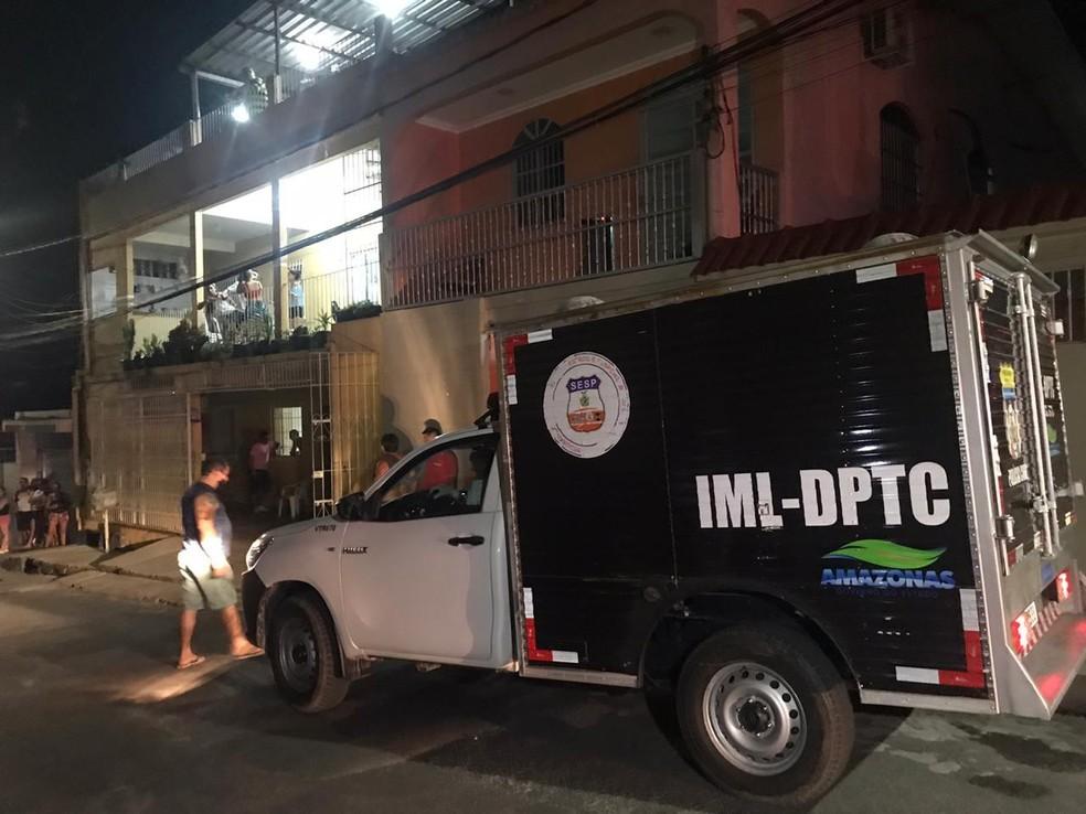 Adolescente morre eletrocutado em Manaus ao tentar pegar pipa presa em fio de alta tensão