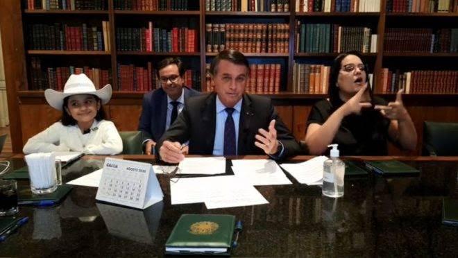 Bolsonaro contesta pena maior para maus-tratos a animais e diz que fará enquete