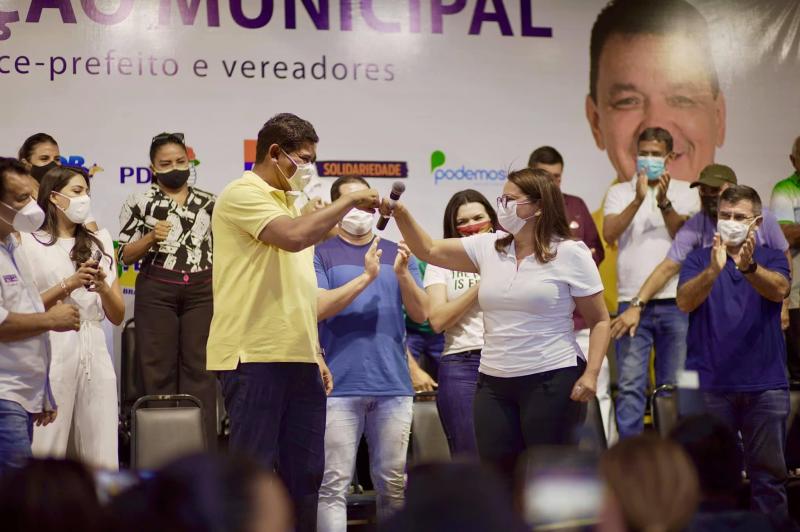 Márcia Baranda é recebida com surpresa e festa em convenção de Bi Garcia