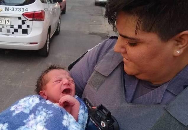 Policial encontra bebê em caixa de sapato e planeja adotar criança Policial encontra bebê em caixa de sapato e planeja adotar criança