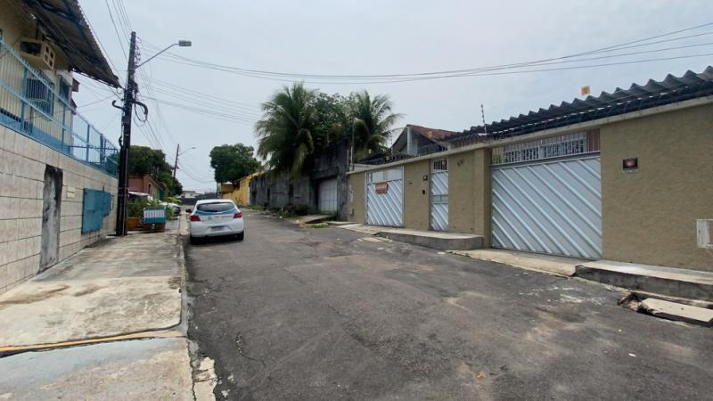 Quadrilha invade casa e rouba arsenal de mais de 100 armas de policial colecionador morto, em Manaus