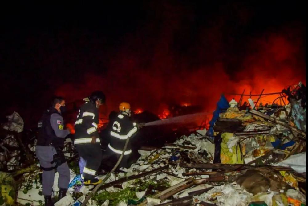 Incêndio em terreno do galpão de alegorias do Caprichoso será investigado pela polícia