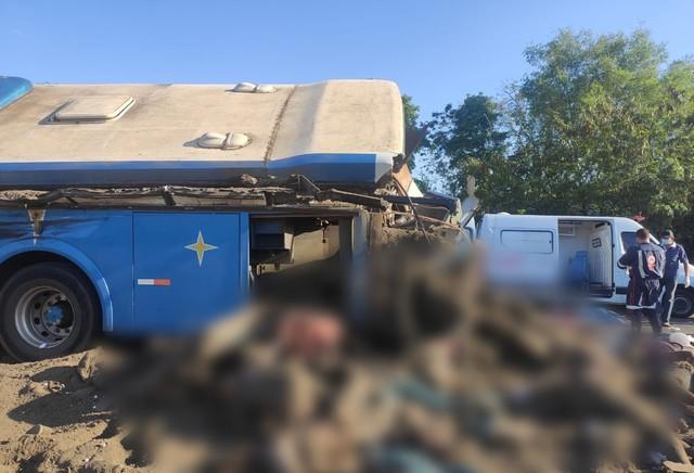 Acidente entre ônibus e caminhão deixa mais de 20 mortos no interior de SP