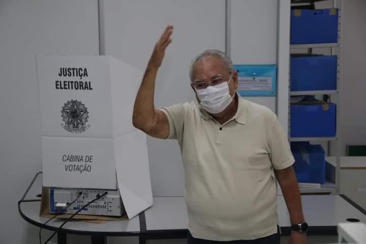Ao votar na Sefaz, Amazonino demonstra confiança na vitória em Manaus Ao votar na Sefaz, Amazonino demonstra confiança na vitória em Manaus