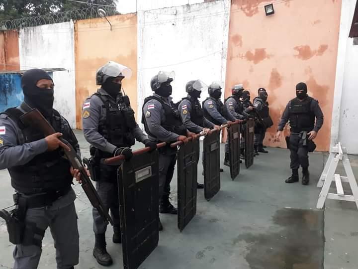 Policiais Militares do 11° BPM realizam revista na Unidade Prisional de Parintins