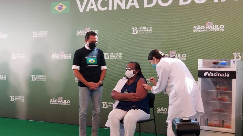 Após aprovação da Anvisa, governo de SP aplica 1ª dose da CoronaVac antes do início do plano nacional de vacinação