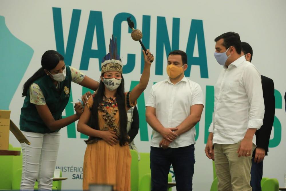 É profissional de saúde e indígena a primeira imunizada contra Covid-19 no Amazonas
