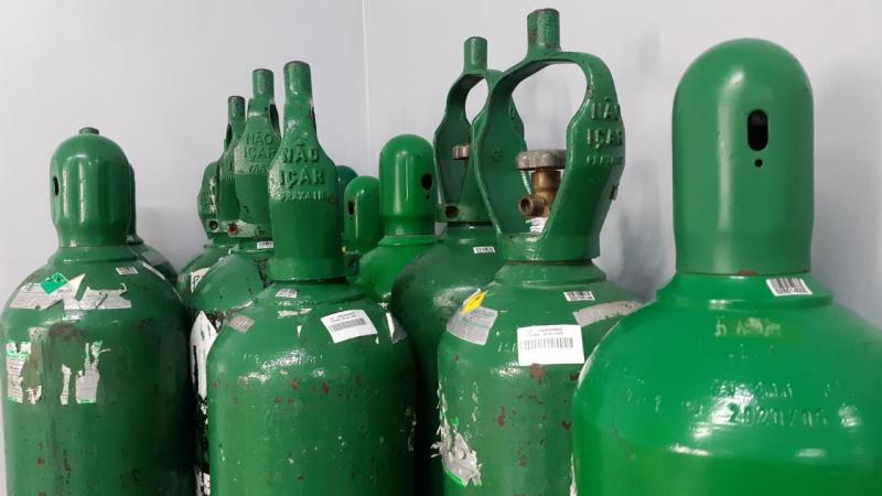 Forças de segurança apreendem 44 cilindros de oxigênio em armazém clandestino no Novo Israel