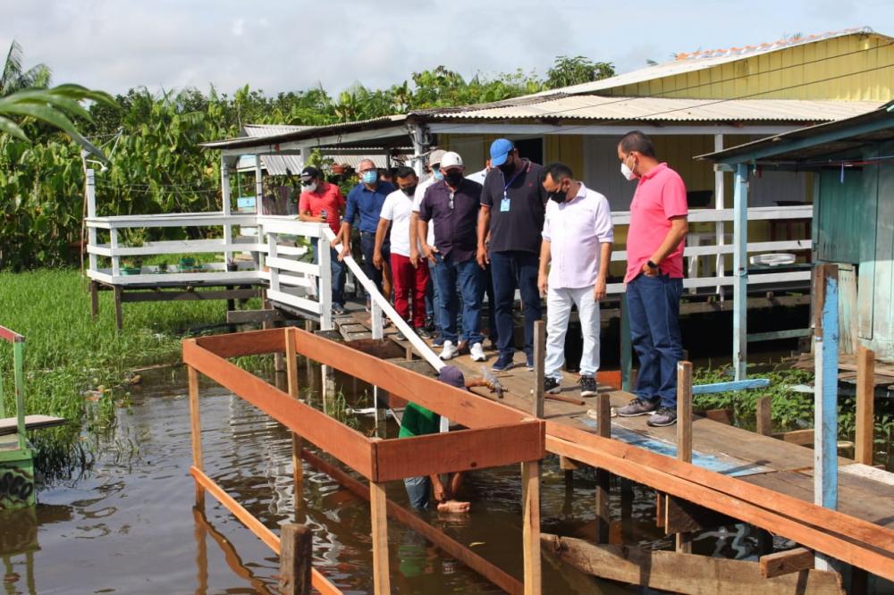 Prefeitura de Parintins inicia construção de pontes em áreas baixas.