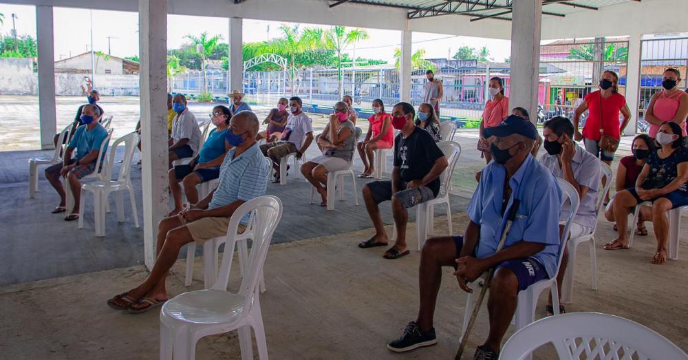 Em Nhamundá, pessoas de 60 à 69 anos recebem a segunda dose da vacina Coronavac. 