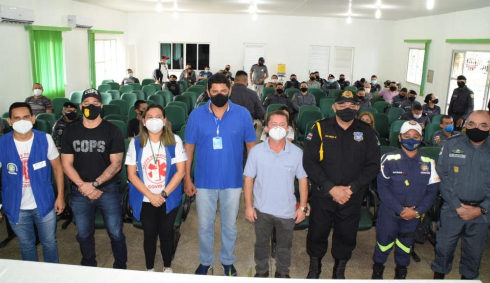 Em Parintins, trabalhadores da segurança pública começam a ser vacinados.