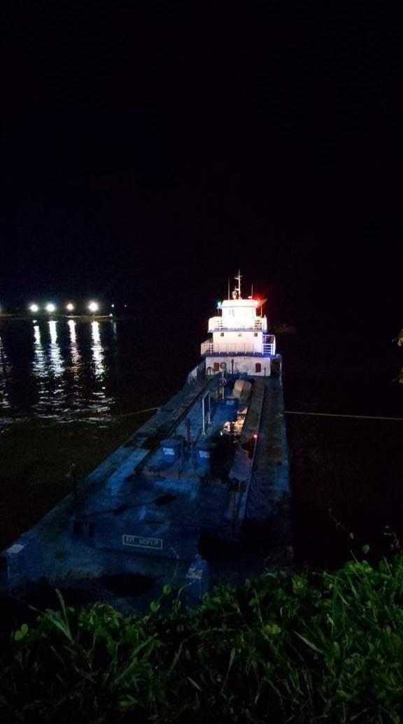 Festa clandestina é encerrada em rebocador de balsa, em Parintins 
