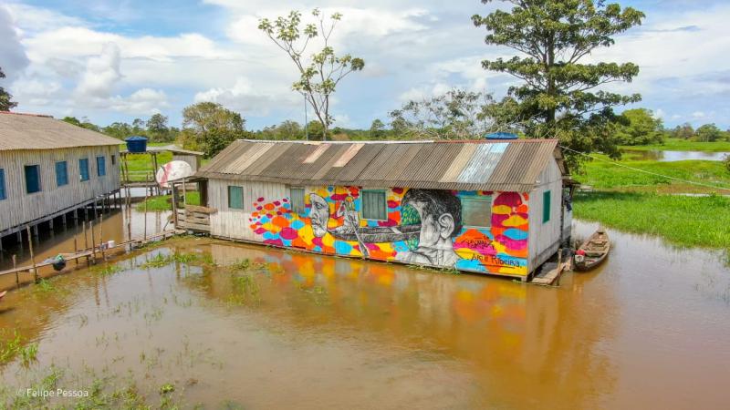 Graffite sobre as águas: Artistas criam mural em palafitas apoiados em canoas