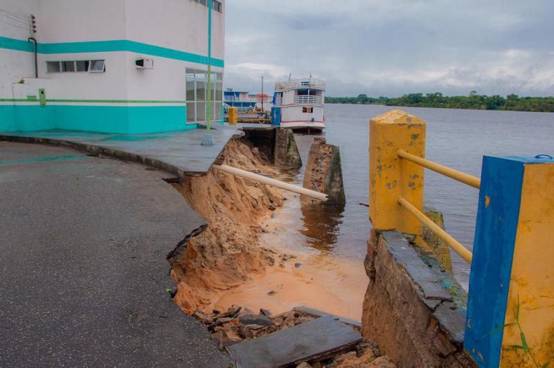 Prefeitura de Nhamundá emite nota de esclarecimento sobre queda de parte do muro de arrimo da cidade