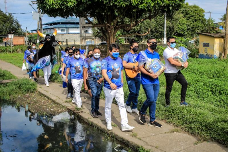 Boi Caprichoso visita e faz entrega de cestas básicas para famílias de áreas alagadas de Parintins
