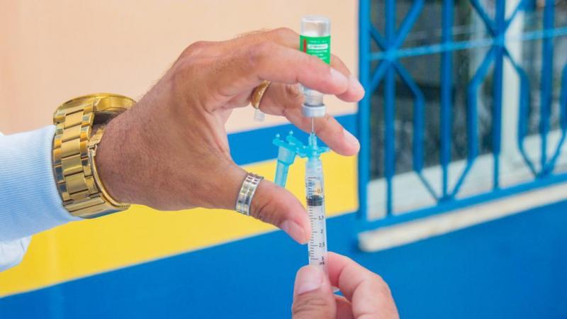 Prefeitura de Parintins vacina adultos com 49 a 45 anos