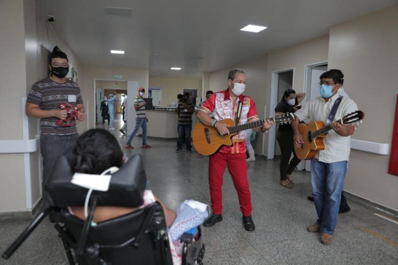 Terapia da Toada leva música, emoção e alegria para paciente do HPS João Lúcio