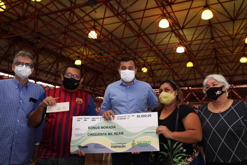 Wilson Lima libera terceiro pagamento de 2021 a beneficiários do Prosamim do Igarapé do Quarenta e Mestre Chico