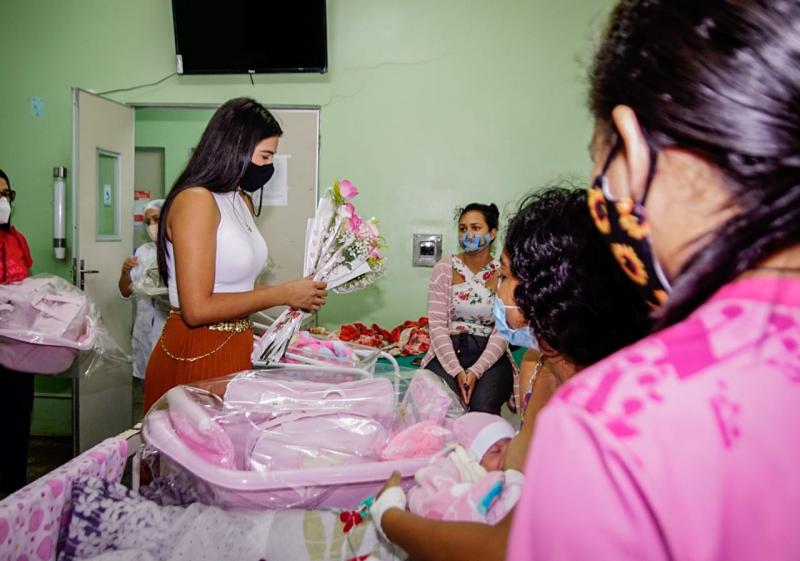 Primeira dama de Parintins entrega kits bebês e cestas básicas para as mães 