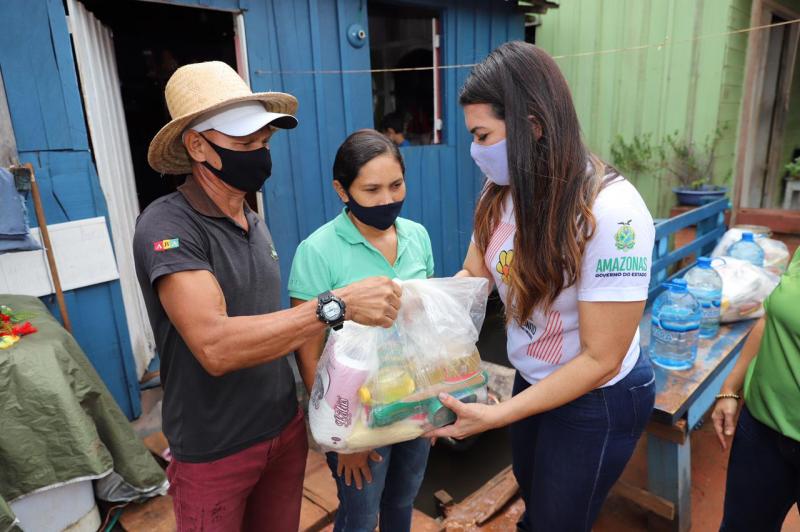 Governo do Amazonas e Parceiros Brilhantes entregam cestas básicas em áreas alagadas de Manacapuru