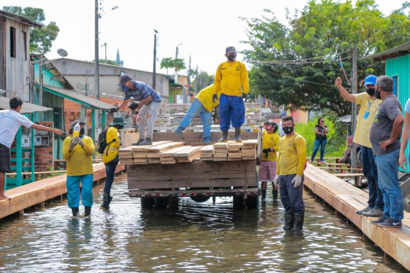 Prefeitura de Parintins faz entrega de madeira a famílias atingidas pela enchente