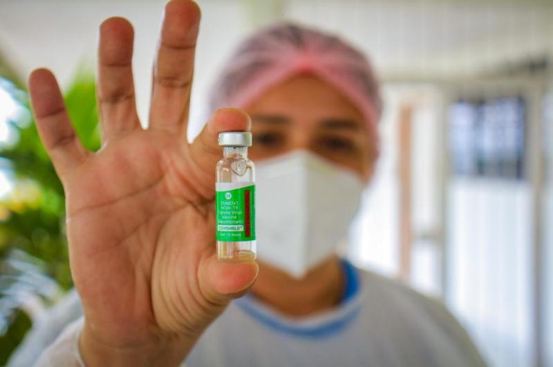 Parintins inicia vacinação em grávidas, deficientes e aplica segunda dose para 65 a 69