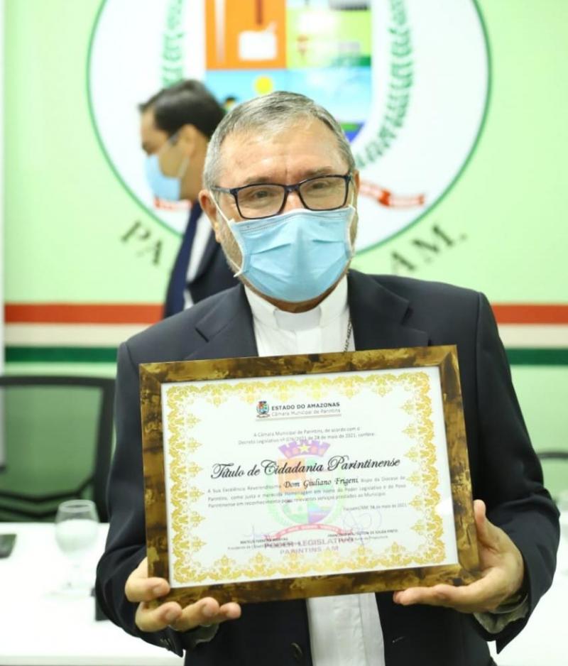 Bispo de Parintins, Dom Giuliano Frigeni, recebe Título de Cidadão Parintinense