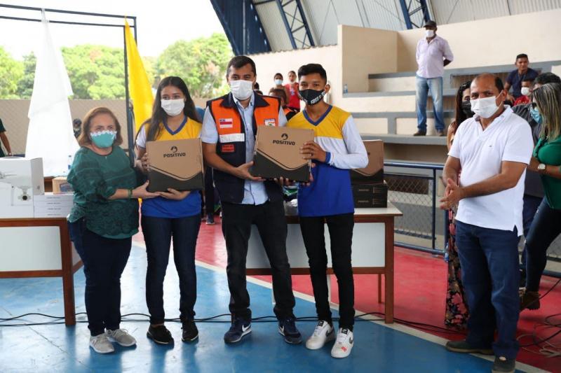 No Amazonas, alunos da rede estadual de Novo Aripuanã recebem computadores e fardamento