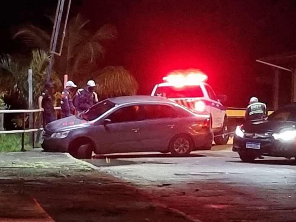 Em Parintins, carro invade calçada e por pouco não cai no Rio Amazonas 