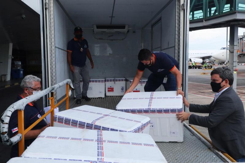 Governo do Amazonas recebe novo lote com 99 mil doses de vacinas do tipo AstraZeneca
