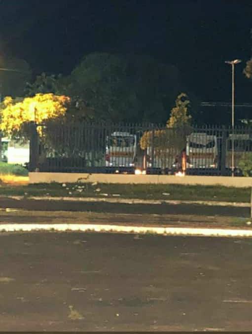 Noite de terror em Parintins: bandidos tentam atear fogo em ônibus estacionados em escola