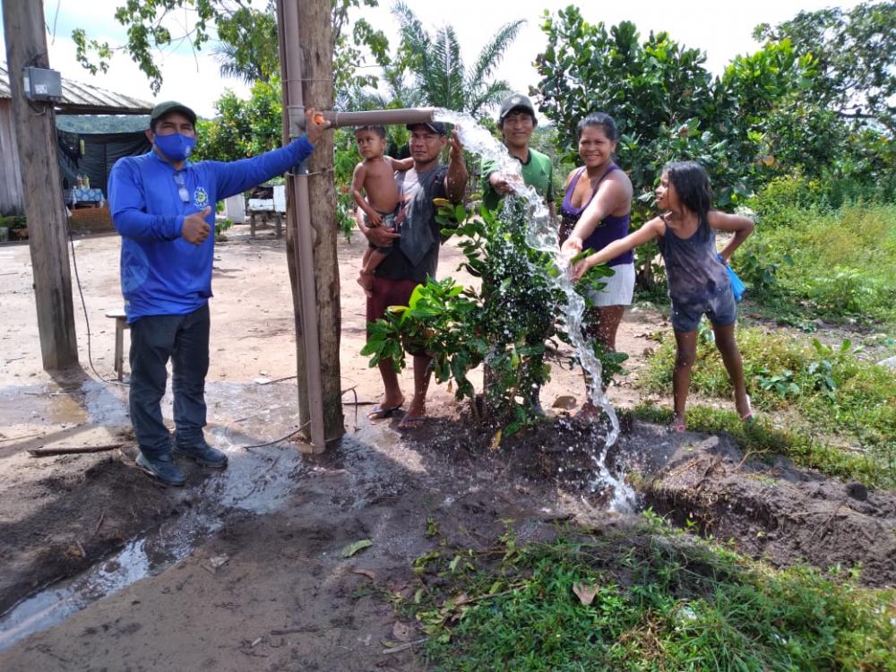 Famílias do assentamento Nova Vida, zona rural de Parintins, recebem água potável em seus 'girais' Famílias do assentamento Nova Vida, zona rural de Parintins, recebem água potável em seus 'girais'
