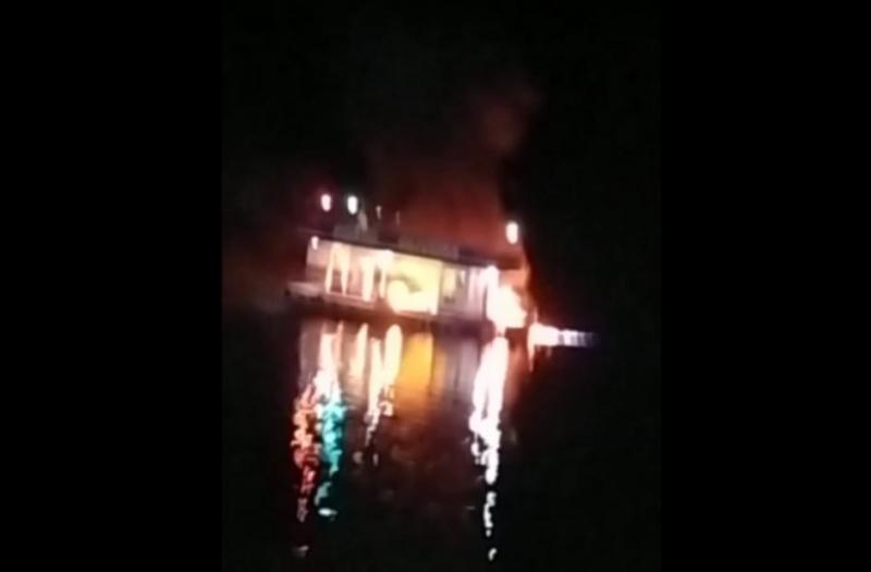 Em Nhamundá, posto combustível flutuante pega fogo no meio do rio 