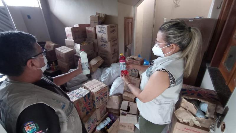 Em Parintins, uma tonelada de alimentos e produtos de limpeza são apreendidos pela Vigilância Sanitária