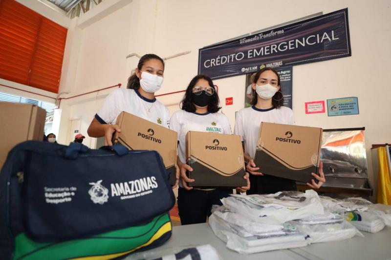 Governador Wilson Lima entrega de itens para rede estadual de ensino e equipamentos para entidade em Nova Olinda do Norte